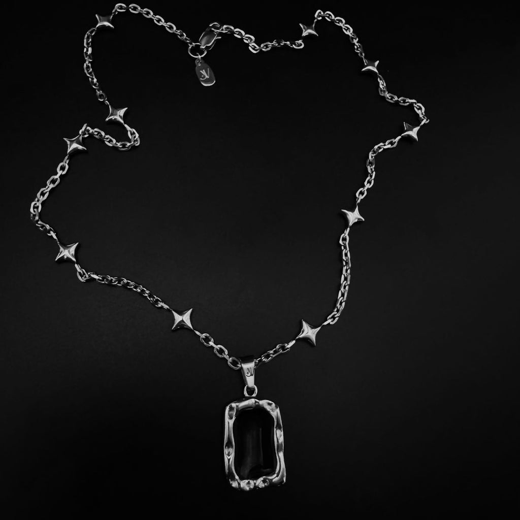 Minimalist Silber Kette with star and onyx charm – boho gemstone accessory.