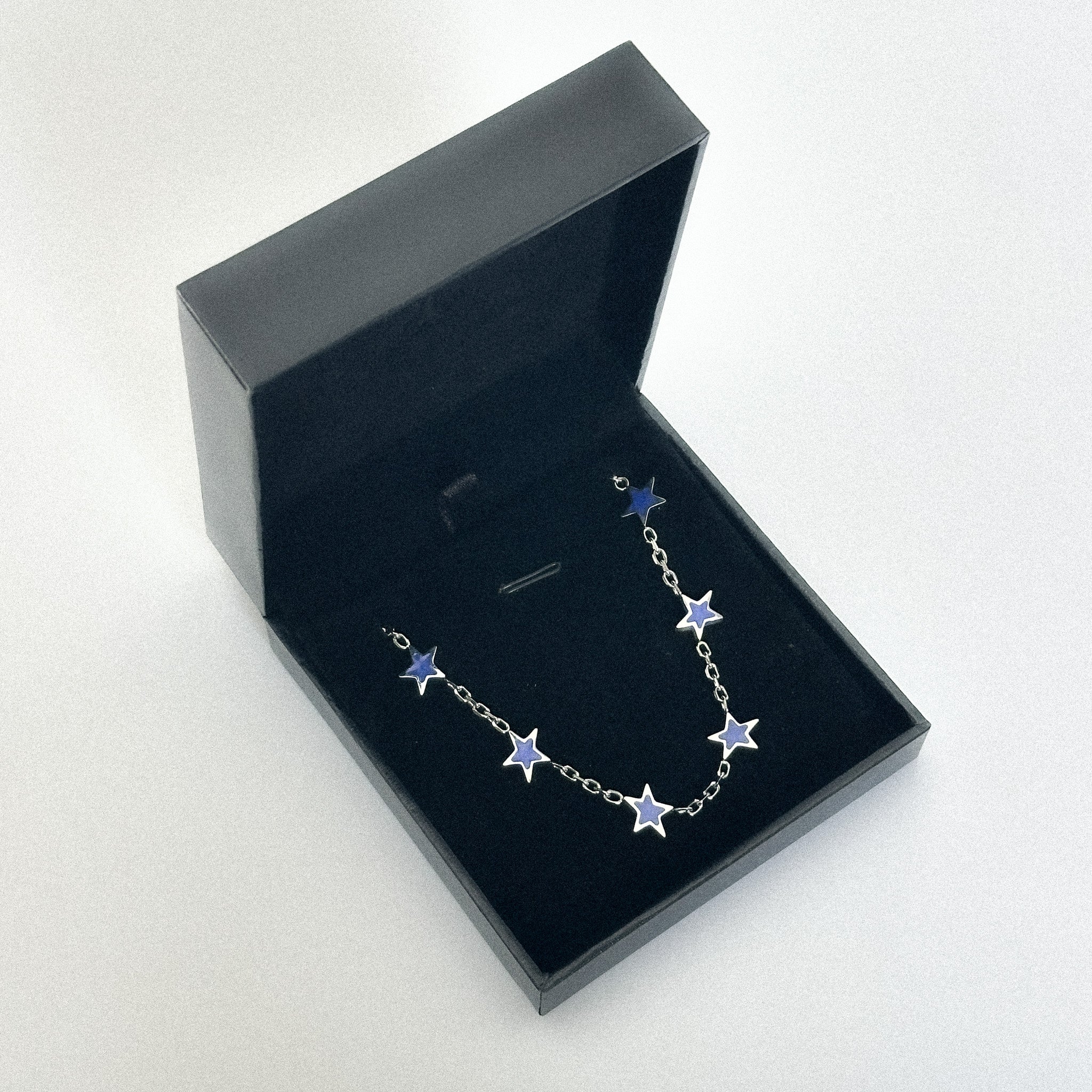 Maskulines Edelstahl Armband mit Stern-Design und grünem Onyx – trendiger Herrenschmuck