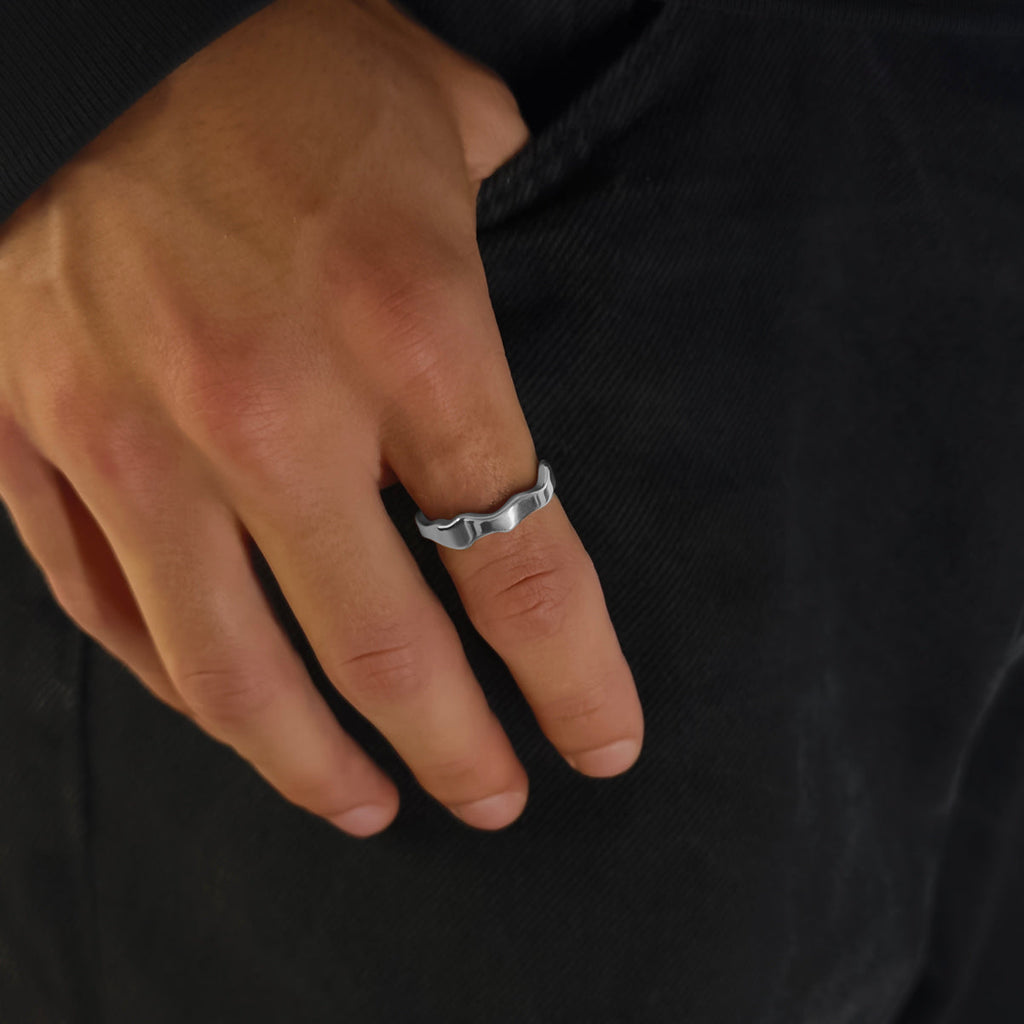 Organic-shaped Silber ring with uneven surface – contemporary fashion piece.